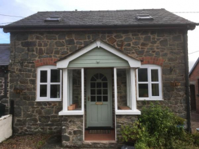 Maesnewydd Cottage